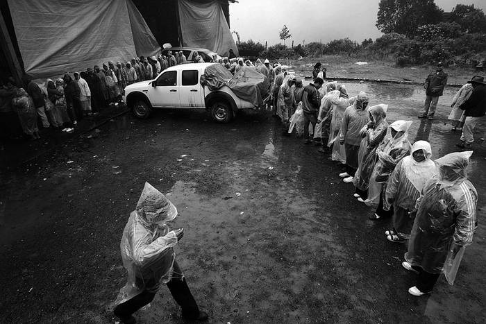 Indigenas bolivianos que participan en la marcha contra la construccion de una carretera que partira en dos una reserva natural en la
Amazonia forman una fila en la localidad de Chuspipata, para recibir de parte de los funcionarios del Tribunal Electoral boletas que
justifican su ausencia en la jornada de votacion para elegir autoridades judiciales, el domingo. · Foto: EFE, Martín Alipaz