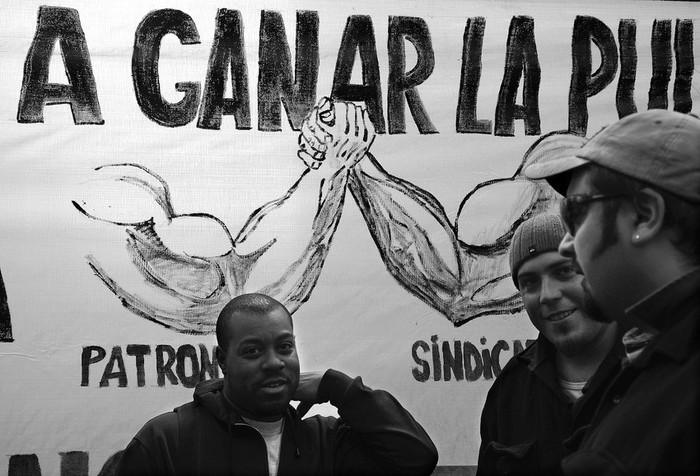 Trabajadores metalúrgicos previo al comienzo de la asamblea realizada ayer en el local de la Unión Nacional de Trabajadores del Metal y Ramas Afines (UNTMRA). · Foto: Nicolás Celaya