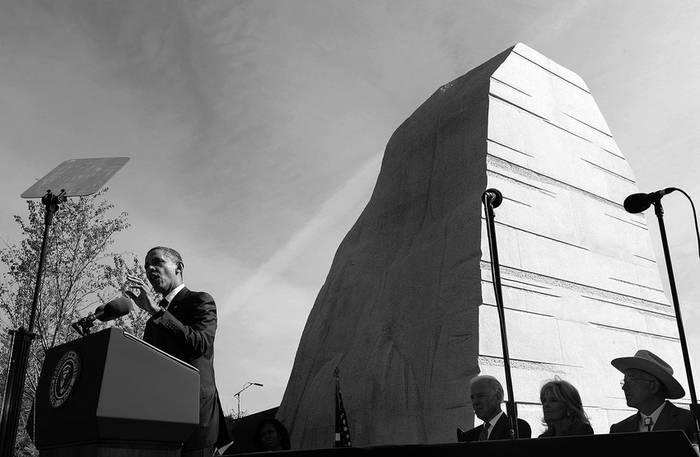 El presidente de Estados Unidos, Barack Obama, durante la inauguración del monumento en memoria de Martin Luther King, el
domingo, en el National Mall de Washington DC.  · Foto: Efe, Mike Theiler