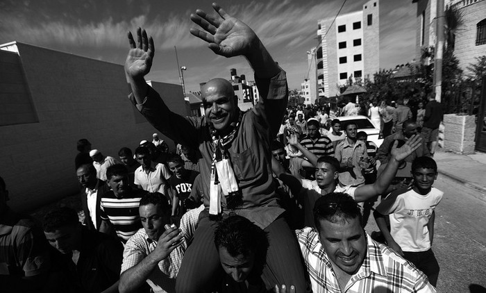 Prisioneros palestinos liberados son recibidos por sus familiares y amigos en Ramallah, Cisjordania.

 · Foto: Efe, Atef Safadi
