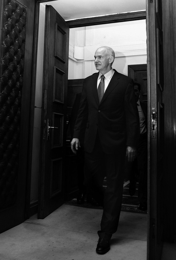 El primer ministro de Grecia, Giorgos Papandreu, ayer cuando llegaba a un gabinete
de emergencia en el Parlamento griego en Atenas.  · Foto: Efe, Vassilis Filis