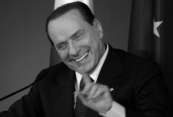 El primer ministro italiano, Silvio Berlusconi, el viernes, en Cannes.  · Foto: Efe, Christophe Karaba