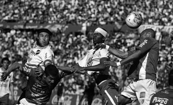 Alexander Medina, de Nacional, Jonathan Píriz, de Fénix, Alexis Rolín, de Nacional, y Leonel Pilipauskas, de Fénix, ayer, en el Parque
Central. Alexander Medina, de Nacional, Jonathan Píriz, de Fénix, Alexis Rolín, de Nacional, y Leonel Pilipauskas, de Fénix, ayer, en el Parque
Central.