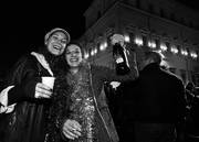 Italianos celebran frente del palacio romano del Quirinal, sede de la jefatura del Estado, luego de que el primer ministro Silvio Berlusconi
presentara su renuncia al presidente de la república, Giorgio Napolitano, el sábado en Roma. 
