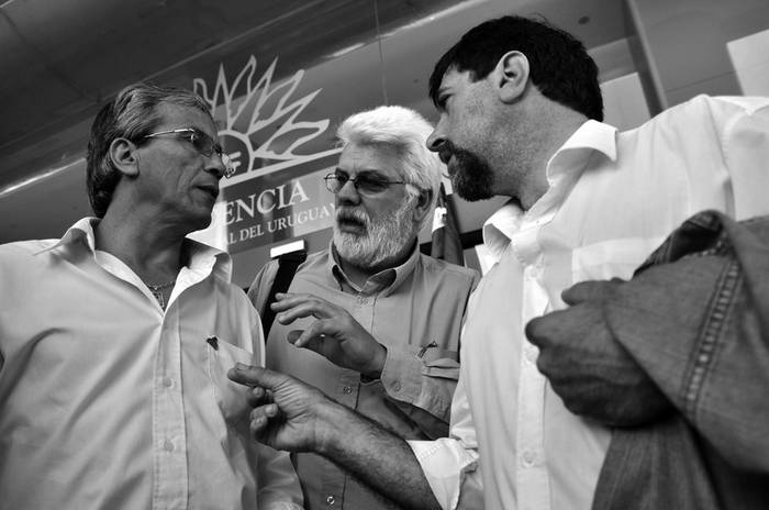 Juan Castillo, Óscar López y Fernando Pereira, ayer, tras el encuentro que mantuvieron con el presidente Mujica en la Torre Ejecutiva · Foto: Javier Calvelo