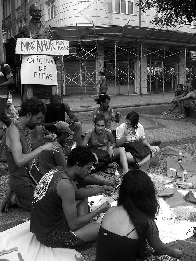OcupaRio, campamento improvisado en la plaza de Cinelandia,
en el centro de Rio de Janeiro, el sabado.  · Foto: Efe, Morena Madureira