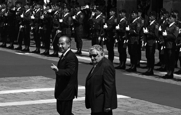 Felipe Calderón y José Mujica caminan frente a la guardia de honor, durante la ceremonia de bienvenida al presidente uruguayo
en Guadalajara, México. · Foto: Efe, Ulises Ruiz Basurto