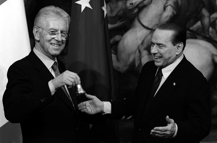 El nuevo jefe del gobierno italiano, Mario Monti, recibe el traspaso de poderes de Silvio Berlusconi en el Palacio Chigi de Roma. · Foto: Efe, Maurizio Brambatti