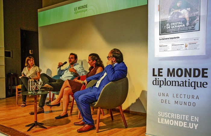 Mariana Cianelli, José Natanson, Natalia Uval y Roberto López Belloso durante el lanzamiento de Le Monde Diplomatique, este martes, en la Alianza Francesa. · Foto: Mauricio Zina