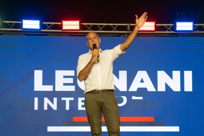 Francisco Legnani en el acto de lanzamiento de como candidato único por el Frente Amplio para la Intendencia de Canelones, el 11 de marzo, en la Plaza de Las Piedras. · Foto: Gianni Schiaffarino