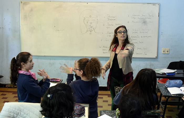Carina Romero, profesora de lengua de señas del Cereso, en el Liceo 32. Foto: Alessandro Maradei (archivo, junio de 2017).