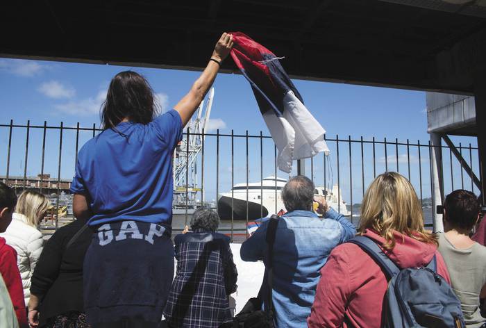 Arribo de votantes del Frente Amplio al puerto de Montevideo, el 23 de noviembre. Foto: Alessandro Maradei.