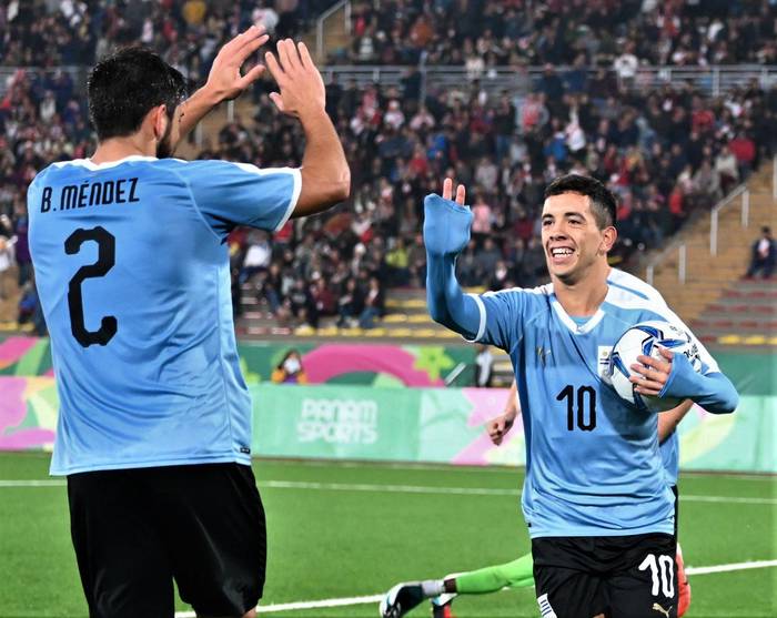 Bruno Méndez y Leonardo Fernández festejan el tercer gol de Uruguay a Honduras, en el estadio Universidad San Marcos, por la tercera fecha del grupo B de los Juegos Panamericanos Lima 2019. Foto: AUF.
