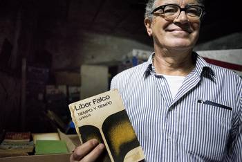 Queríamos conseguir un original de Tiempo y tiempo, uno de los títulos con los que se inició la colección
Lectores de Banda Oriental. No fue difícil dar con el librero Nelson González, que aquí aparece con un
ejemplar de aquella tirada mítica de 1978. Foto: Ricardo Antúnez Queríamos conseguir un original de Tiempo y tiempo, uno de los títulos con los que se inició la colección
Lectores de Banda Oriental. No fue difícil dar con el librero Nelson González, que aquí aparece con un
ejemplar de aquella tirada mítica de 1978. Foto: Ricardo Antúnez