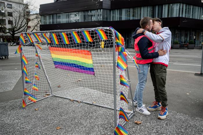 Manifestación de asociaciones LGBT+, el 8 de noviembre, frente al museo de la FIFA en Zúrich. · Foto: Fabrice Coffrine, AFP