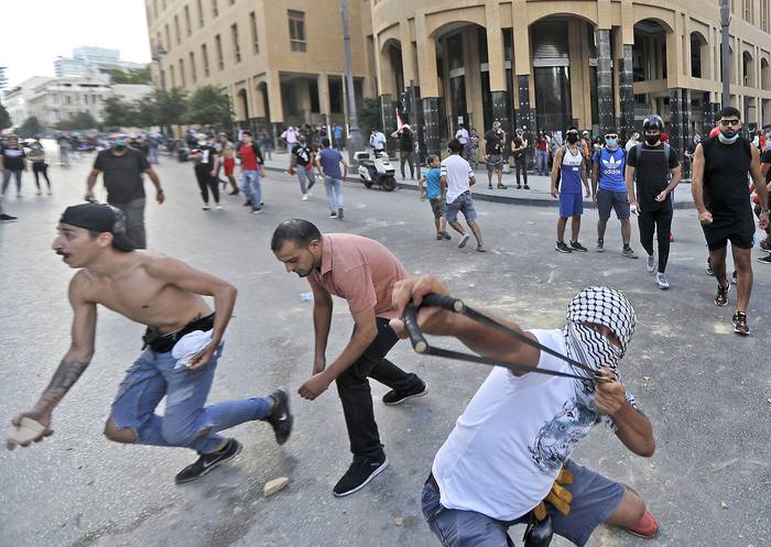 Enfrentamientos entre manifestantes y fuerzas de seguridad, en las cercanías del parlamento, ayer, en
el centro de Beirut. 
 · Foto: Joseph Eid, AFP