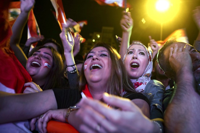 Mnifestantes contra el gobierno libanés, el 3 de octubre, en Beirut.  · Foto: Patrick Baz, AFP