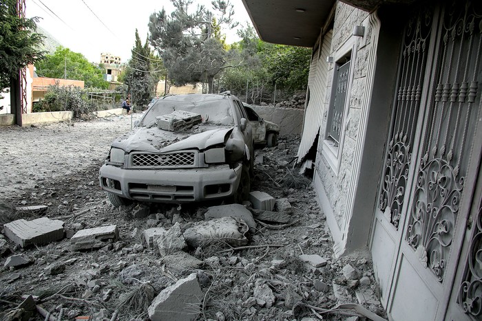 Casa alcanzada durante la noche por un ataque aéreo israelí, el 26 de abril, en la aldea de Chebaa, en el sur de Líbano. · Foto: Rabih Daher, AFP