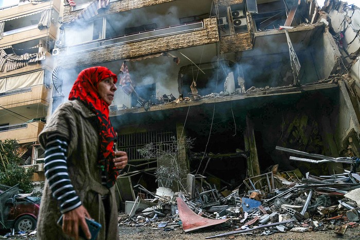 Edificio dañado por ataques aéreos israelíes nocturnos, el 25 de noviembre, en el área de Tayouneh, Beirut. · Foto: Ibrahim Amro, AFP