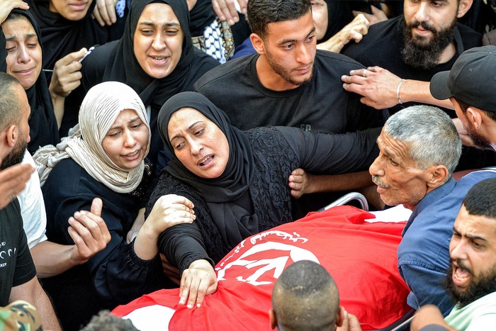 Funeral de los comandantes del grupo Frente Popular para la Liberación de Palestina que fueron asesinados por un ataque aéreo israelí durante la noche, este lunes, en el campamento de refugiados palestinos de Nahr al-Bared, en Beirut. · Foto: Fathi Al-Masri, AFP