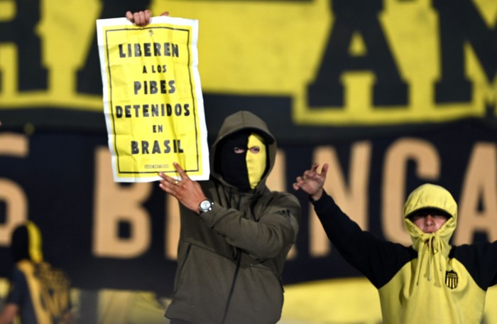 Hinchas de Peñarol, en el estadio Centenario, el 30 de octubre. · Foto: Alessandro Maradei