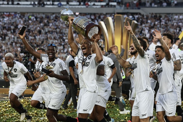 Los jugadores de Botafogo celebran la obtención de la Copa Libertadores luego de vencer a Atletico Mineiro, en el estadio Más Monumental, en Buenos Aires. · Foto: Alejandro Pagni, AFP