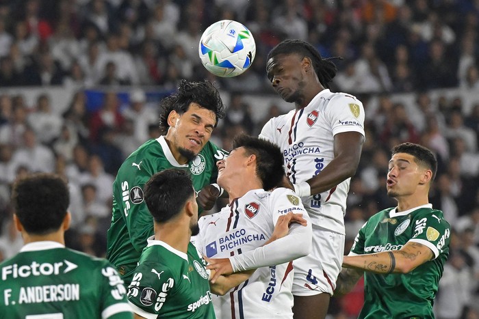 Gustavo Gómez, de Palmeiras y Gabriel Villamil, de Liga de Quito, el 23 de octubre en Quito. · Foto: Rodrigo Buendía, AFP