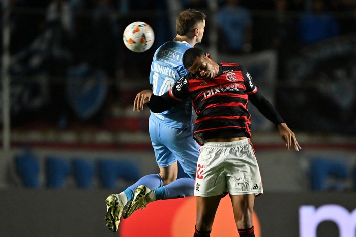 Carlinhos, de Flamengo, y Renzo Orihuela, de Bolívar, el 22 de agosto, en el estadio Hernando Siles, en La Paz. · Foto: Aizar Raldes