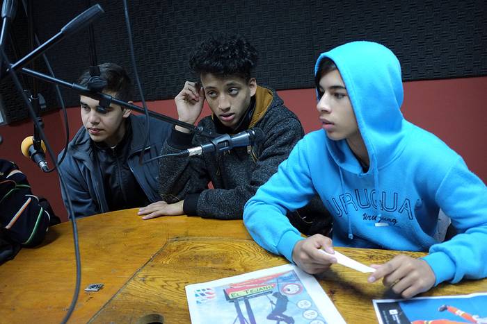 Alumnos del liceo 47 de La Teja, durante el programa Con estilo 47, en radio El Puente. Foto: Pablo Vignali