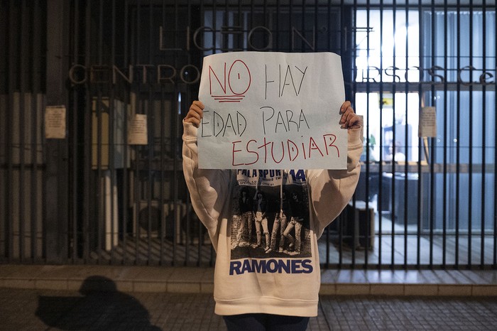 Movilización por cierre del turno nocturno en el liceo17. · Foto: Alessandro Maradei