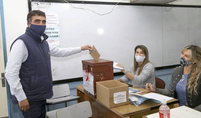 Votación de Andrés Lima, candidato a Intendente de Salto, durante las elecciones departamentales, el 27 de setiembre.

 · Foto: Marcelo Cattani