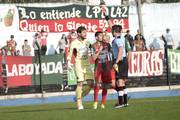 Rodrigo Odriozola de Rampla Juniors (i) es expulsado por el arbitro Federico Modernell (d)en el Estadio Belvedere.