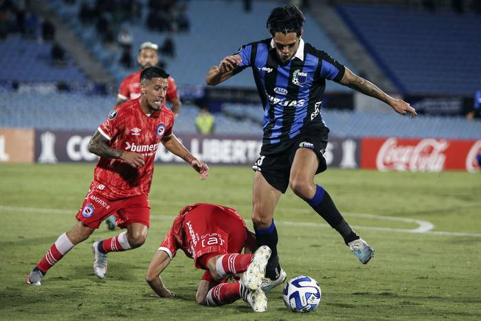 Rubén Bentancourt, de Liverpool, y Lucas Villalba, de Argentinos Juniors, en el estadio Centenario (02.05.2023). · Foto: Camilo dos Santos