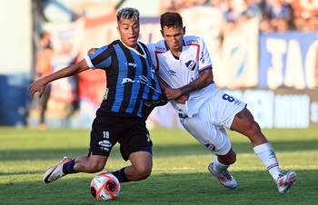 Ezequiel Forclaz, de Liverpool, y Christian Oliva, de Nacional, el 26 de marzo, en Belvedere. · Foto: Alessandro Maradei