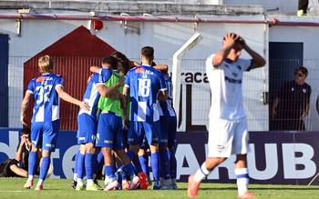 Los jugadores de Juventud tras el gol a Liverpool, el 4 de mayo, en el Parque Artigas de Las Piedras. · Foto: Alessandro Maradei