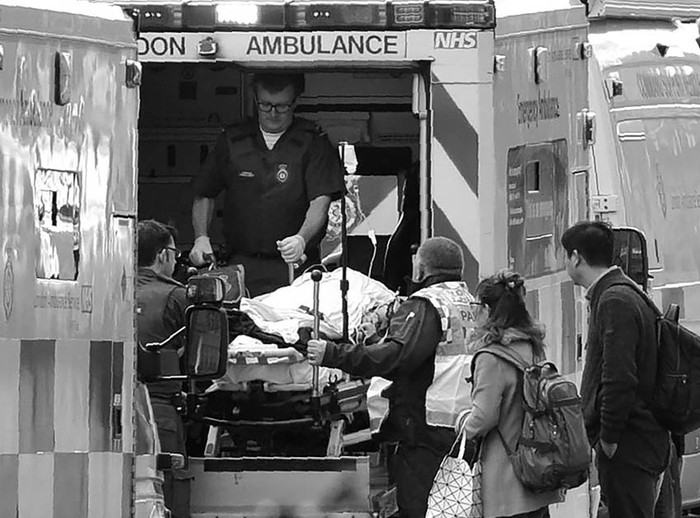 Los paramédicos cargan a una víctima en la ambulancia /Foto: Niklas Halle`n./ AFP
