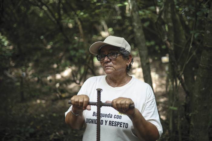 Rosa García, integrante del Colectivo Solecito, formado por personas que buscan a familiares desaparecidos, durante una misa en la fosa clandestina de Colinas de Santa Fe, Veracruz, 15 de octubre de 2018. Foto: Félix Márquez.