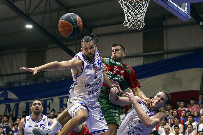 Agustín Zuvich, de Aguada, entre Gastón Semiglia y Connor Zinaich, de Nacional, el 13 de febrero, en el Gran Parque Central. · Foto: Rodrigo Viera Amaral