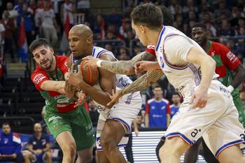 Juan Santiso, de Aguada, y Ernesto Oglivie, de Nacional, el 27 de mayo, en el Antel Arena. · Foto: Rodrigo Viera Amaral