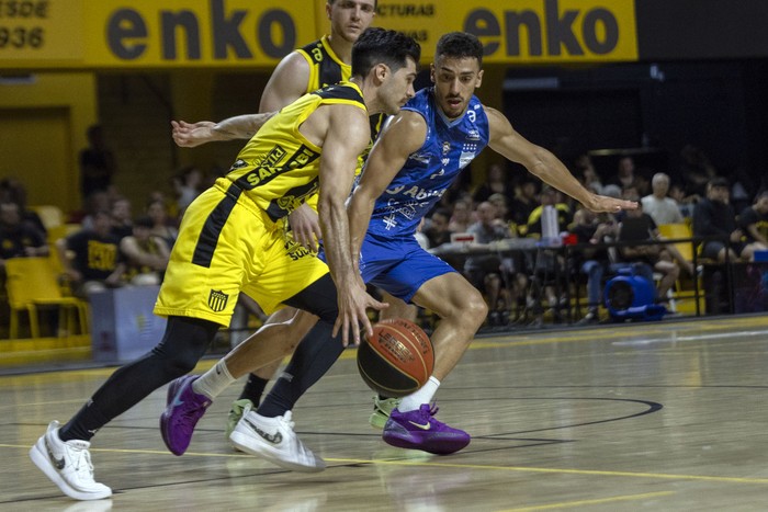 Luciano Parodi, de Peñarol, y Emiliano Bonet, de Cordón, el 31 de octubre, en el Palacio Peñarol. · Foto: Rodrigo Viera Amaral