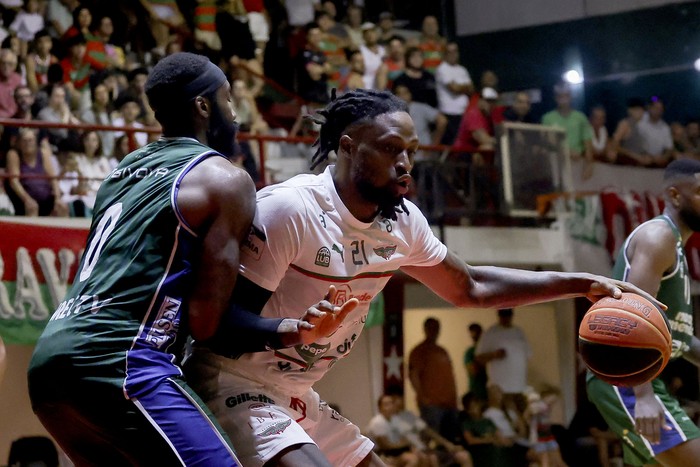 Wayne Langston, de Urunday, y Frank Hassell, de Aguada, el 31 de enero, en la cancha de Aguada. · Foto: Rodrigo Viera Amaral