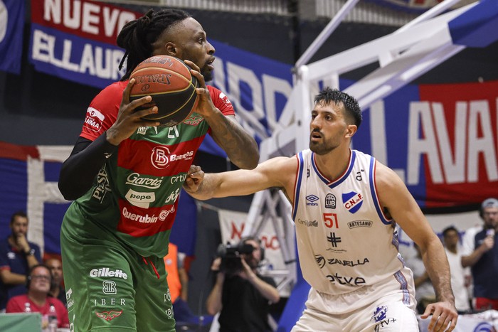 Frank Hassell, de Aguada, y Gianfranco Espíndola, de Nacional, el 13 de febrero en el Gran Parque Central. · Foto: Rodrigo Viera Amaral