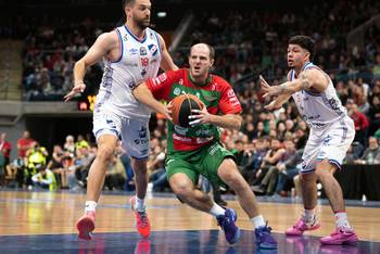 Santiago Vidal, de Aguada, entre Gastón Semiglia y Agustín Méndez, de Nacional, durante la tercera final, el 22 de mayo, en el Antel Arena. · Foto: Gianni Schiaffarino