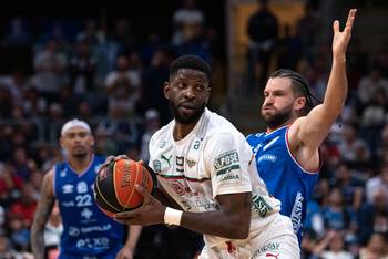 Jamil Wilson, de Aguada, y Gastón Semiglia, de Nacional, durante la cuarta final, el 25 de mayo, en el Antel Arena. · Foto: Gianni Schiaffarino