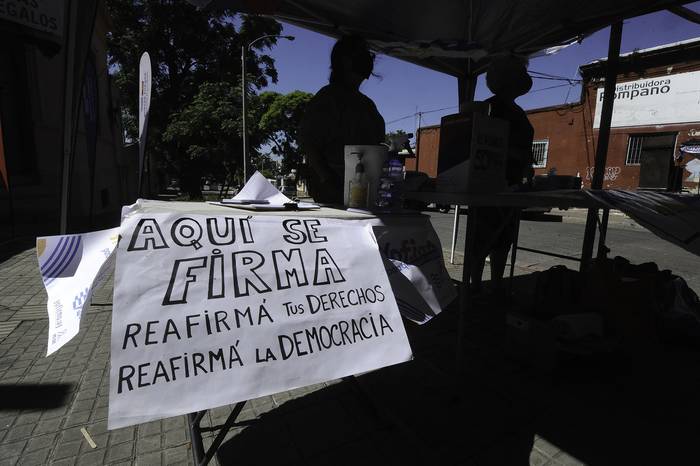 Puesto de recolección de firmas contra la ley de urgente consideración (archivo, febrero de 2021). · Foto: Federico Gutiérrez