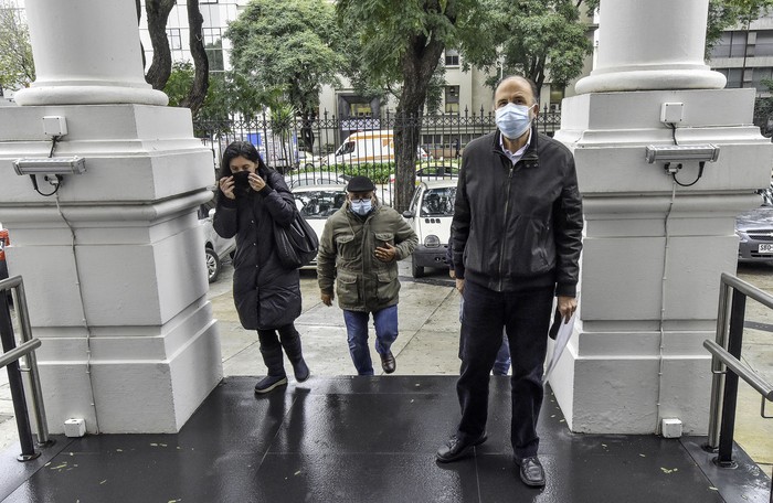 Ana Algare, José Olivera y José Nunes, integrantes de la comisión pro referendum contra la LUC, ayer, en el Instituto Nacional de Derechos Humanos. · Foto: Federico Gutiérrez