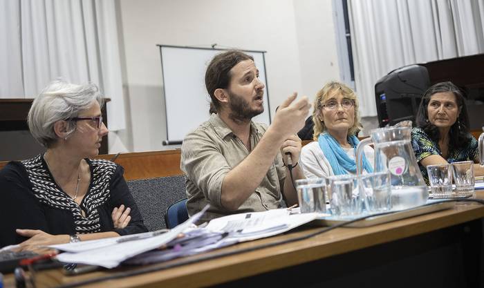 Ana Fraga, Agustín Cano y Andrea Díaz,  durante la mesa redonda sobre los cambios en educación que genera la LUC. · Foto: Mariana Greif