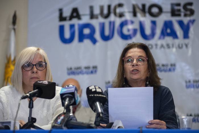 Sandra Bargas, de FUCVAM, y Milagro Pau, del PIT-CNT, durante el lanzamiento de campaña para la anulación de 135 articulos de la LUC. · Foto: Alessandro Maradei
