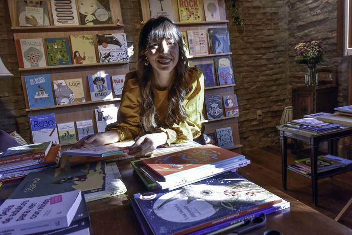 Vera Navrátil, en su librería de libros infantiles. · Foto: Federico Gutiérrez