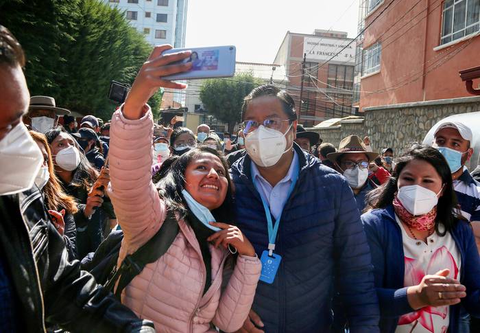 Luis Arce, junto a simpatizantes, al llegar a un colegio electoral, el 18 de octubre, en La Paz. · Foto: Luis Gandarillas, AFP